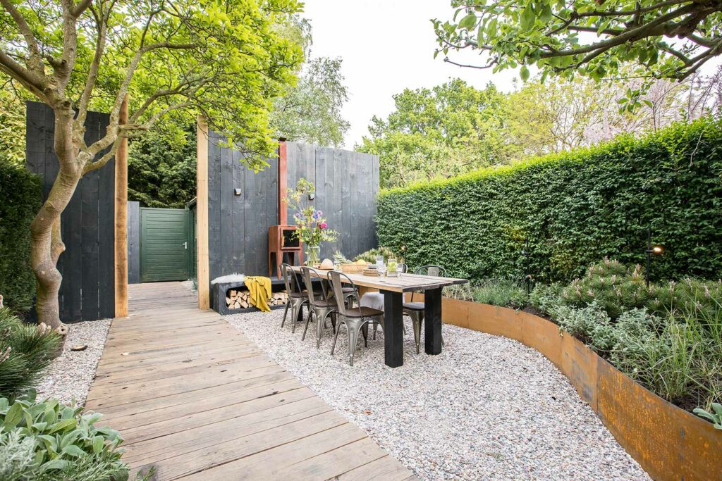 Presentation of garden decking made of planed oak wagon parts on shell covering