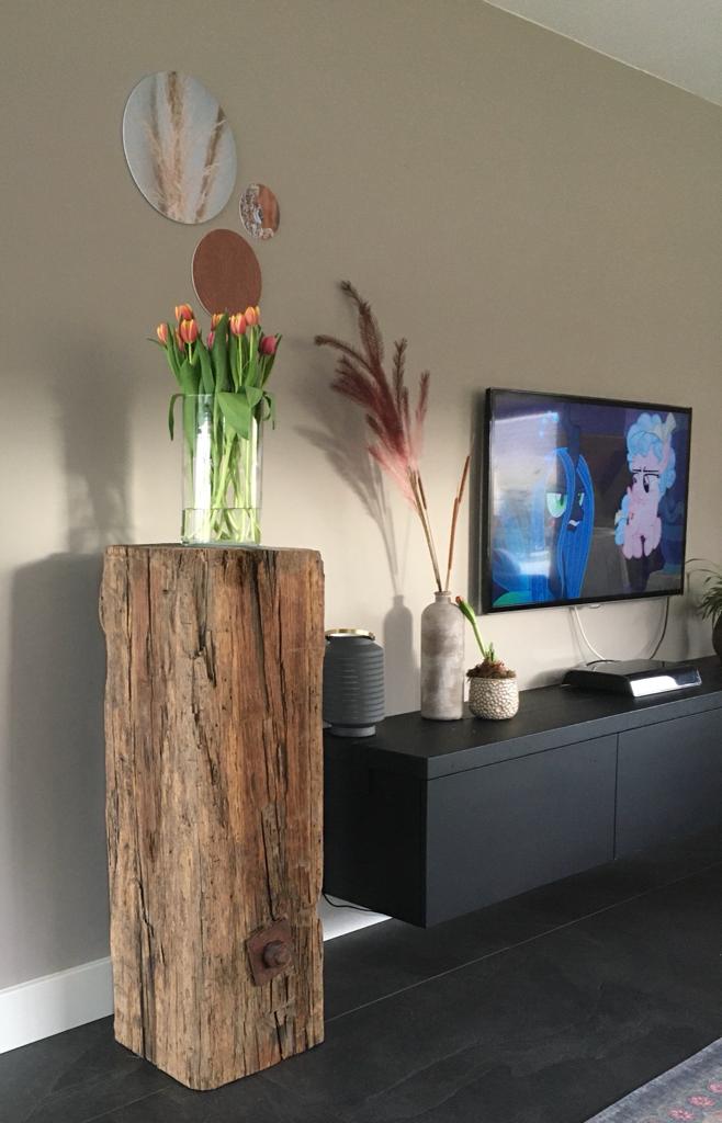 Multipurpose pedestal in living room with black TV cabinet