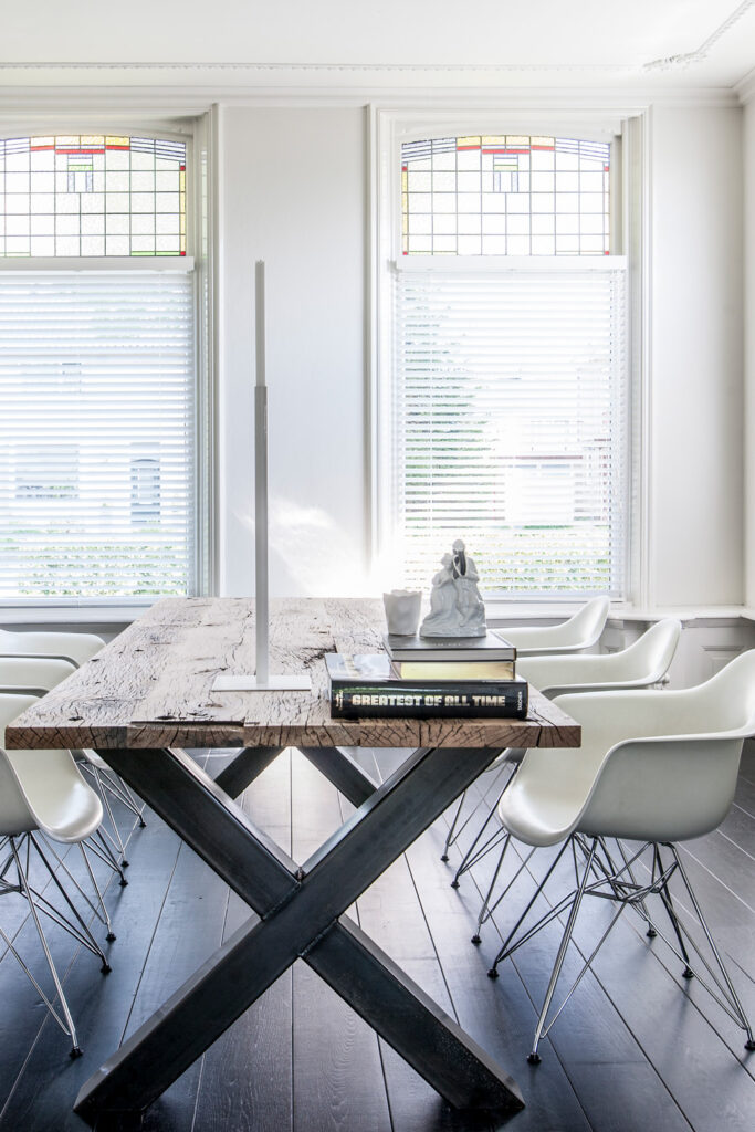 Presentation wagon plank table with black x-leg 4cm with chairs in modern interior