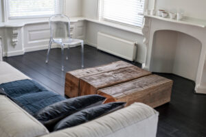 Meerpalen Couchtisch 1 mal 1 Meter 3 Stück in Luxus-Interieur