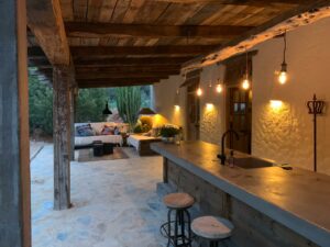 Presentatie van oude eikenbalken in veranda op Ibiza in de avond