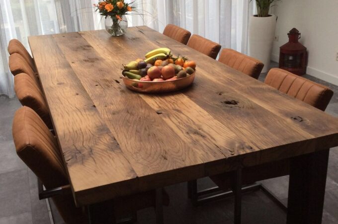 Presentatie tafel van blokwanden 6cm ingezoomd met stoelen en fruitmand