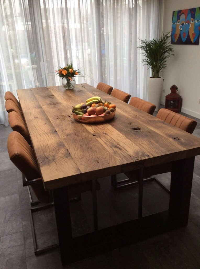 Presentatie tafel van blokwanden 6cm ingezoomd met stoelen en fruitmand