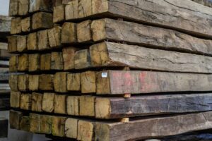 Oude houten balken op voorraad in de oud hout loods