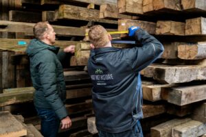 Advisering over oude houten balken in de oud hout loods
