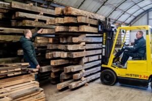 Oude houten balken uitzoeken in de oudhout loods
