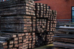 Presentation of a large batch of whole oak railroad sleepers blasted at oudhout shed