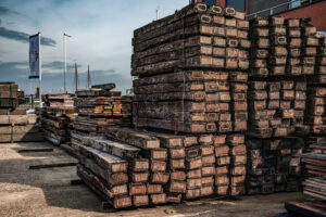 Presentatie van een grote partij hele eiken spoorbielzen bij oud hout loods