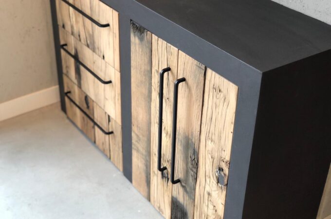 Schwarzer Schrank mit Tür aus Eichenholz-Wagenpaneelen