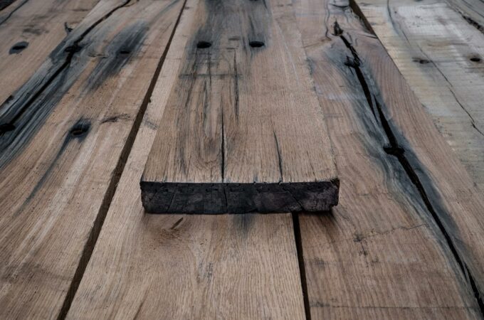 Presentation of planed railroad tie plank 4 cm thick with 2 old screw holes.