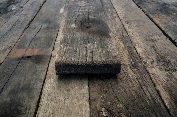 Presentation thick wagon plank 6cm with soot stain and hole