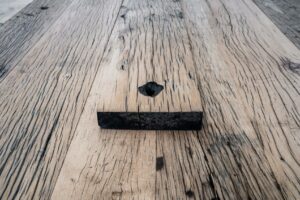 Gehobelte Waggonbohle mit Zeichnung und Bolzenloch 4cm dick