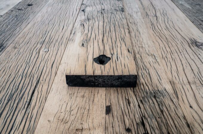 Gehobelte Waggonbohle mit Zeichnung und Bolzenloch 4cm dick