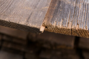 Presentatie van detailfoto barnwood veer en groef plank