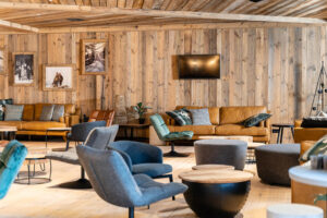 Ausgestattete Lobby mit Nut und Feder aus Naturholz