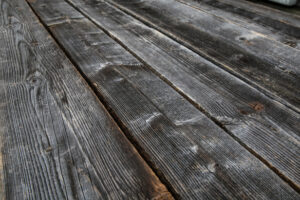 Presentatie van ruwe barnwood plank grijs