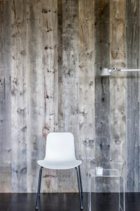 Präsentation der Wand aus Fichtenholz grau mit Stuhl