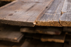 Presentatie zijkant 2 barnwood planken met veer en groef