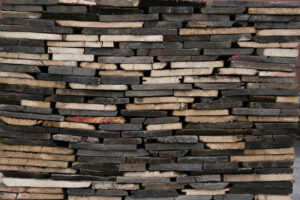 Präsentation eines Pakets mit verschiedenfarbigen Holzfliesen von hinten gesehen