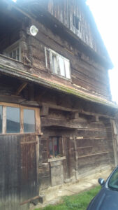 Presentation of house with original oak block walls