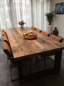 Presentation of a table of planed oak block walls 6 cm with chairs