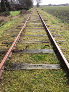 Foto einer Originalschiene mit Eisenbahnschwellen