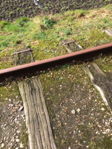 Voorbeeld foto van originele spoorbielzen in rails