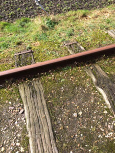 Beispielfoto von originalen Eisenbahnschwellen in Schienen
