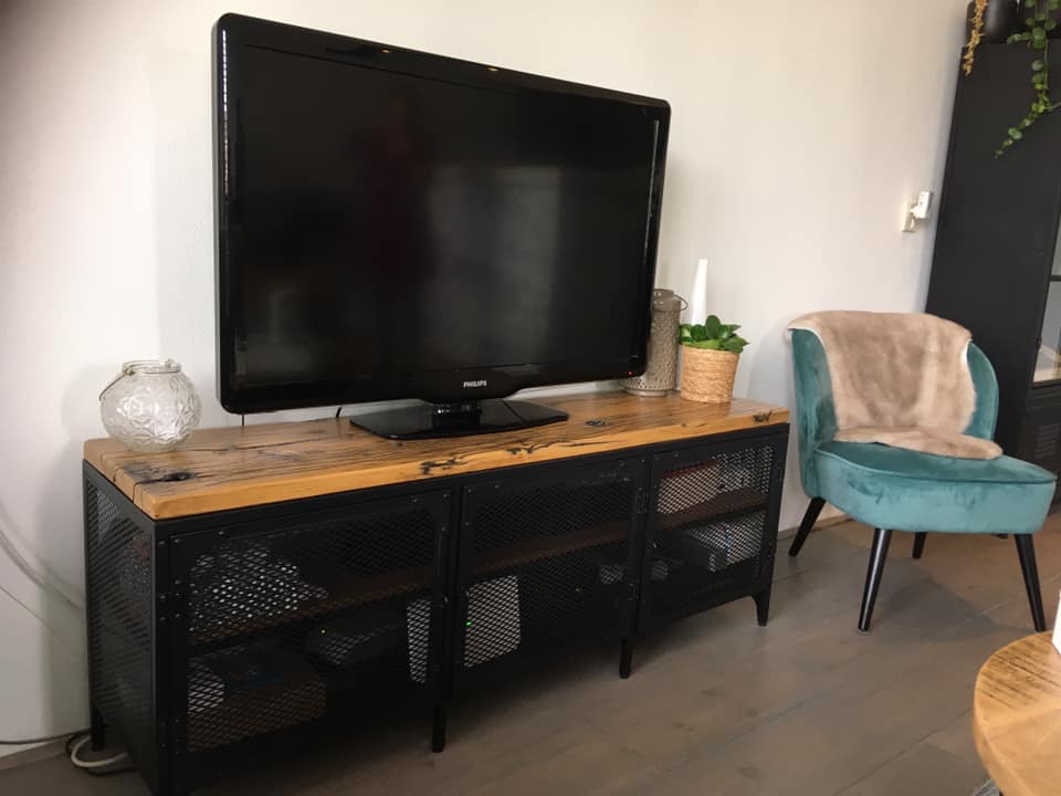 retro tv meubelen met eikenhouten plank