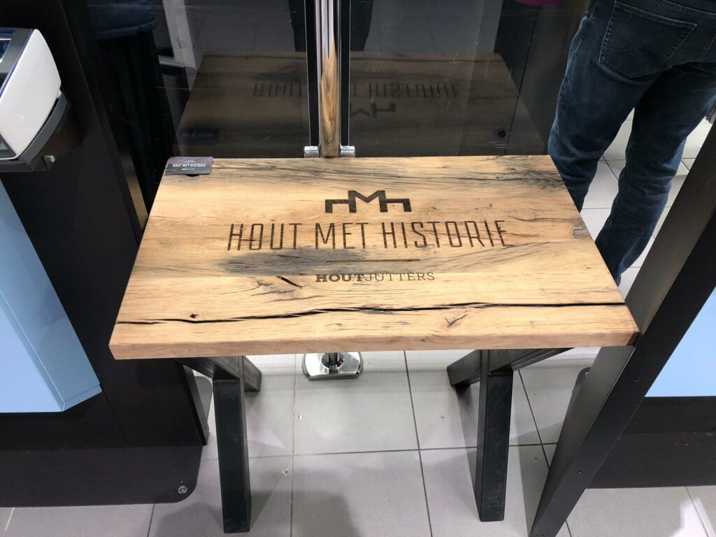 Präsentation des Beistelltischs aus Eichenholz mit historischem Logo in Albert Heijn
