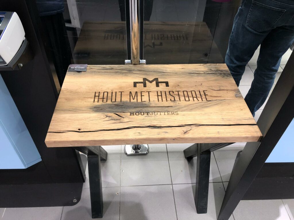 Presentatie bijzettafel eiken wagonplanken met hout met historie logo in Albert Heijn