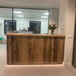 Bali kast met panelen van oud eiken in kantoor setting