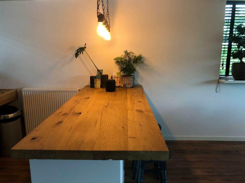 Bar top made of oak block walls 4 cm thick and planed