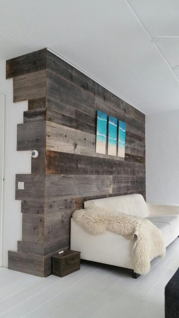 weiße Wand mit grauer Scheune bedeckt Wort für weißes Sofa