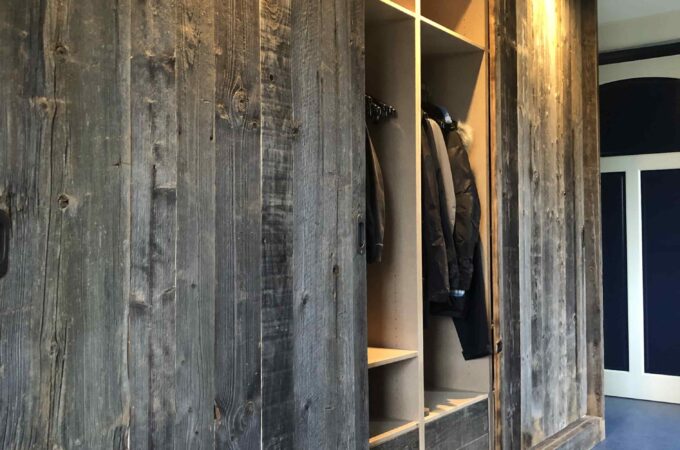 Präsentation möblierter grauer Schrank aus Lärchenholz mit Beleuchtung