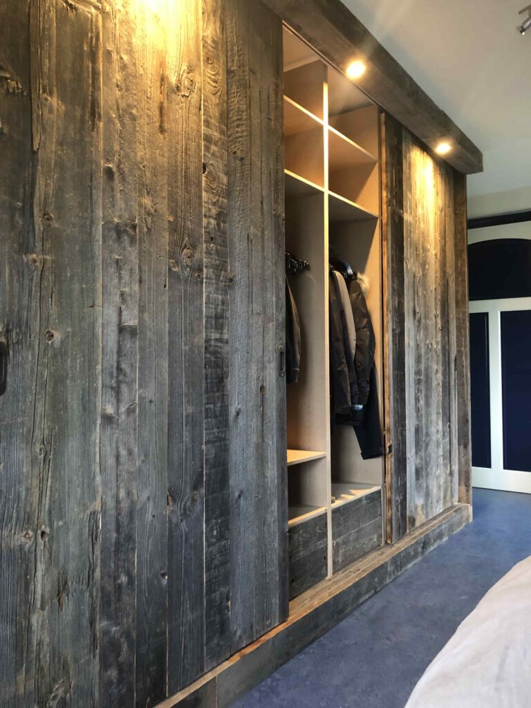 Presentatie ingerichte grijze kast barnwood met verlichting