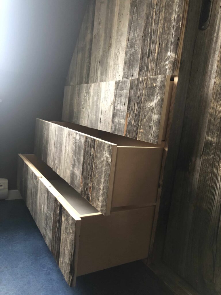Presentatie grijze ladekast barnwood fichte met 3 lades