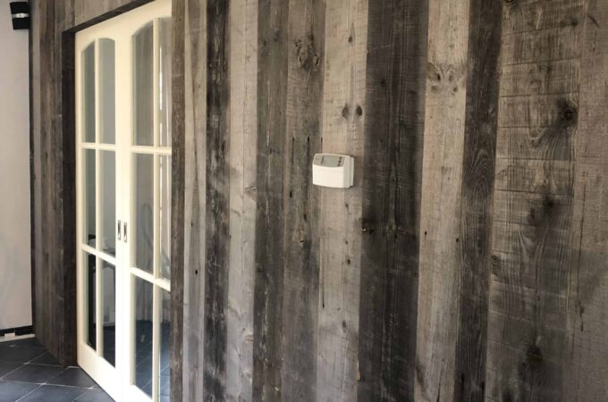 Presentation of barnwood wall spruce gray with door