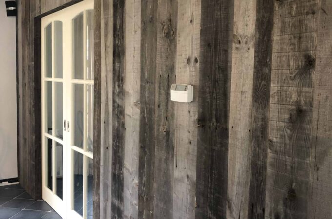Präsentation der Bretterwand Fichte grau mit Tür