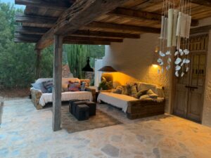 Presentatie van pergola van eiken balken ingericht op ibiza