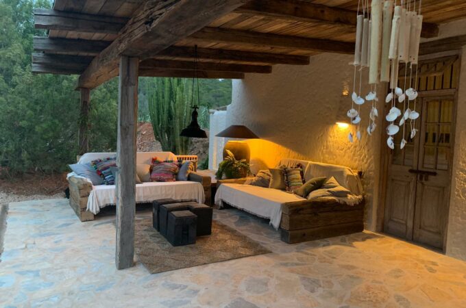 Presentatie van pergola van eiken balken ingericht op ibiza