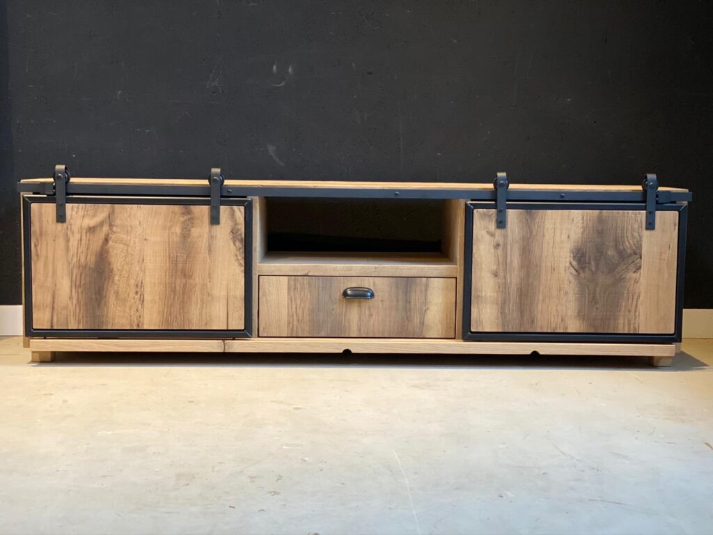 Tv kast van geschaafde wagonplanken voor zwarte muur