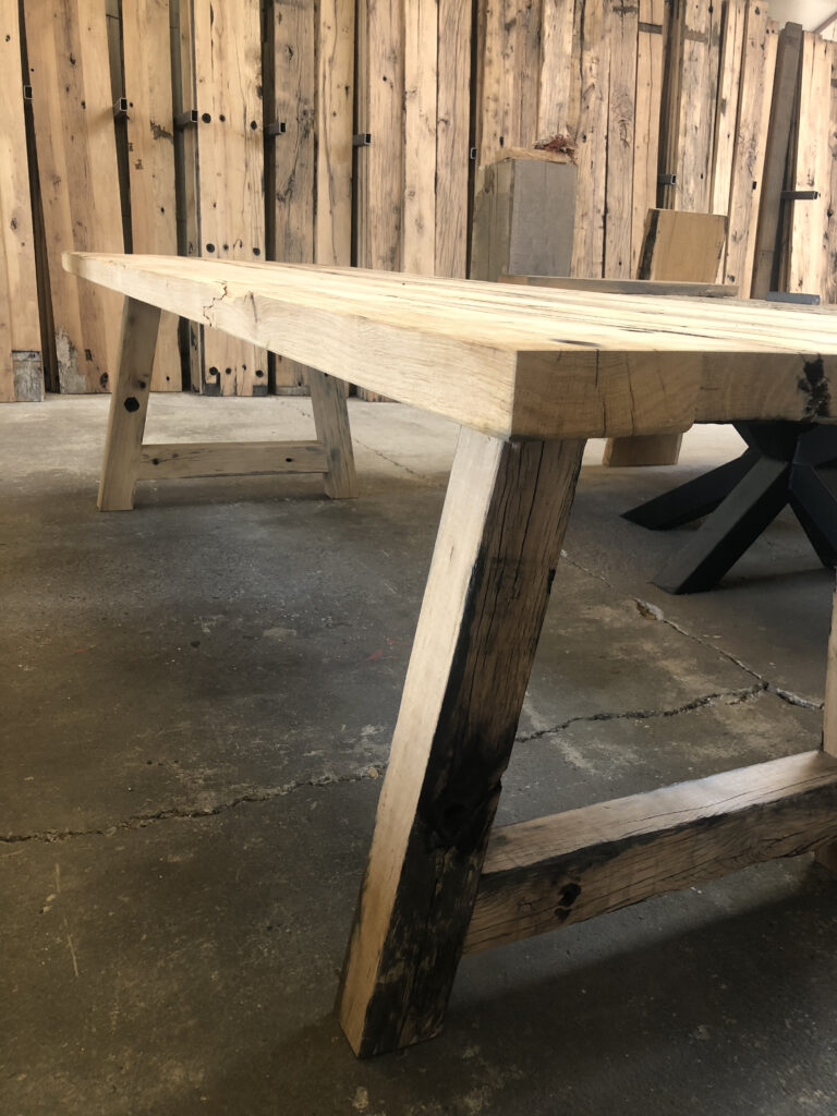 Alter Eichentisch mit alten Eichen-A-Beinen in altem Holzlager