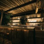 Presentatie van bar wand van oude eiken planken met verlichting