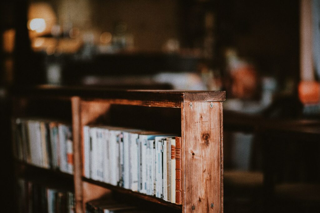 Presentatie van een boekenkast van Barnwood fichte bruin