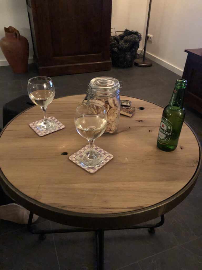 Round coffee table made of oak wagon planks with bubbler