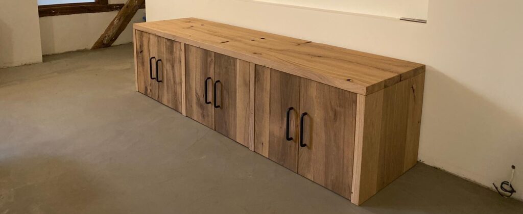 Schrank unter dem Fernseher aus alten, gehobelten Eichenbrettern für weiße Wand