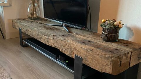 Fernsehmöbel aus gestrahlten Eichenholzschwellen im Wohnzimmer