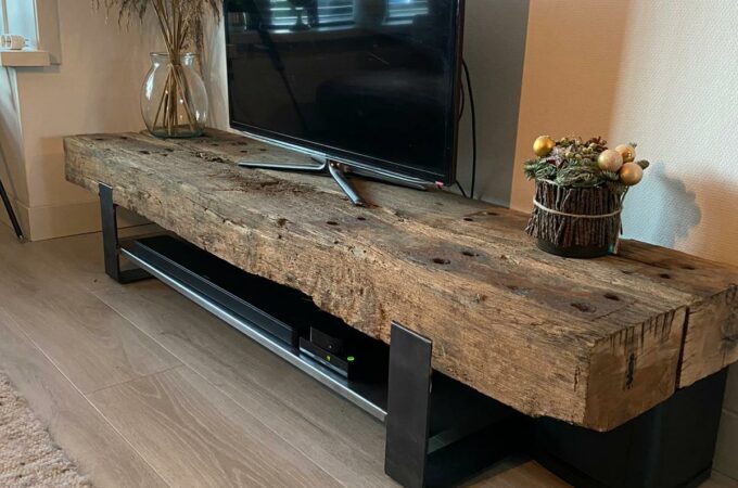 Fernsehmöbel aus gestrahlten Eichenholzschwellen im Wohnzimmer