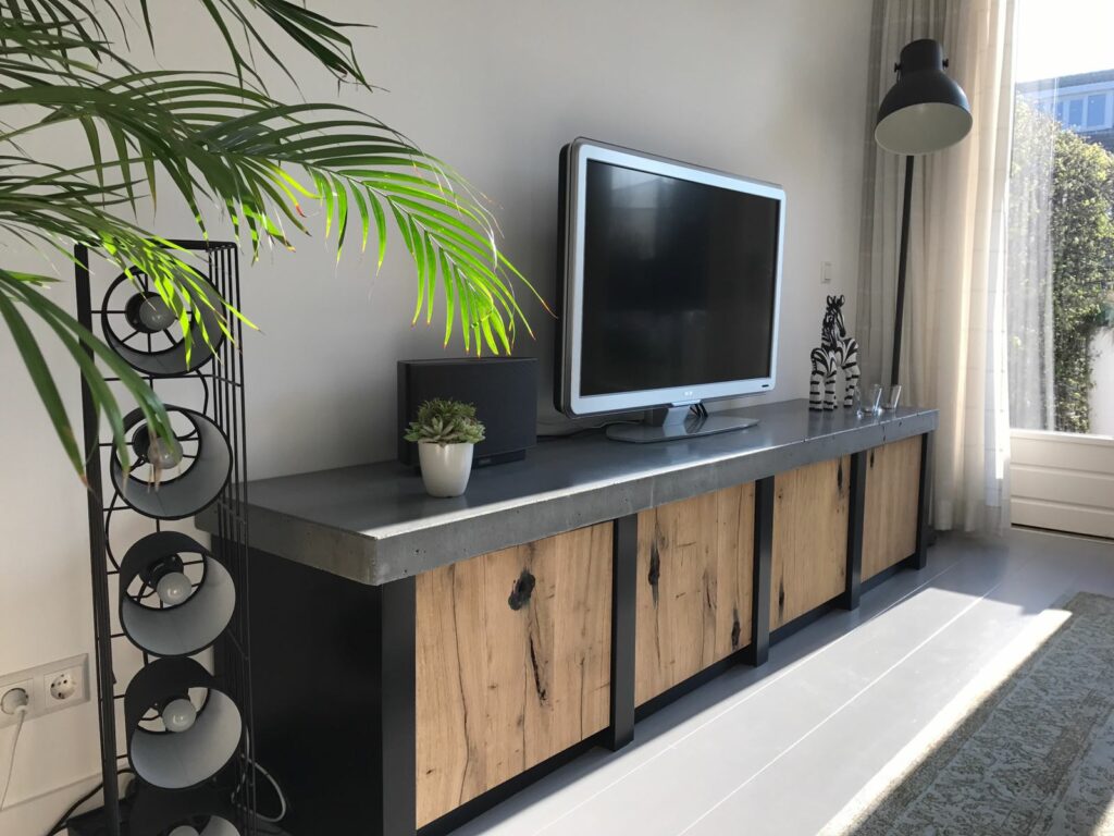 Präsentation eines TV-Schranks aus Beton mit Eichenholzregalen im Wohnzimmer